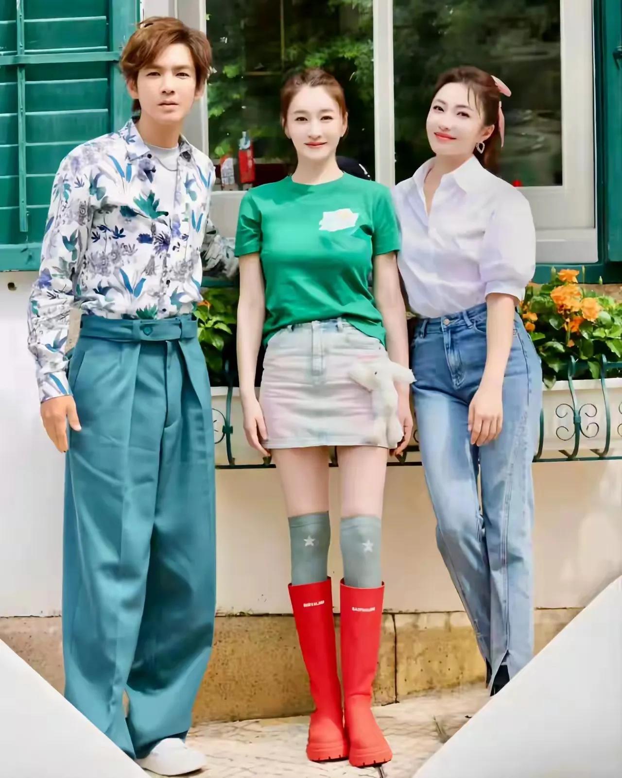 还以为是李小冉三个女人一台戏，仔细一看还有个男的是钟汉良！还有点纳闷呢，李小冉旁