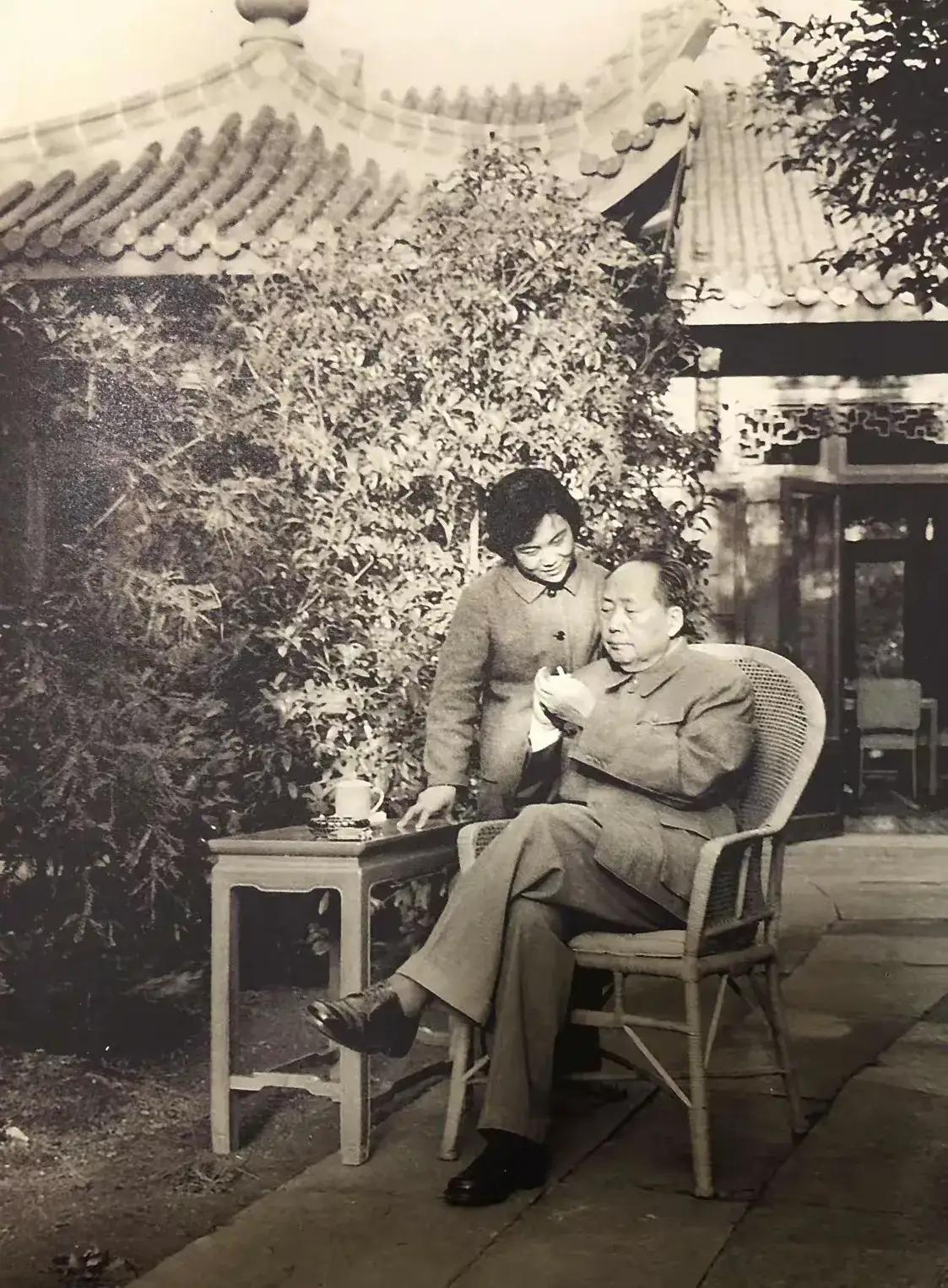 喝杯茶水定江山！
气宇轩昂写春秋！