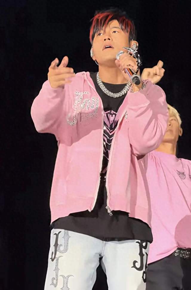 路都走不稳还开演唱会，这一次，谁也“救”不了糊弄粉丝的周杰伦