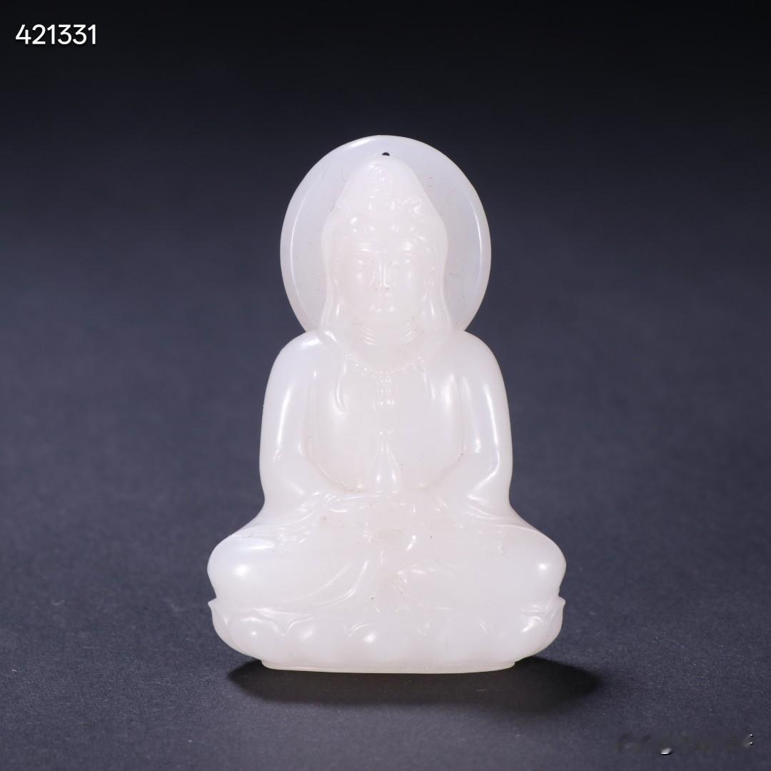 旧藏 和田玉观音挂件。
规格：高5.8cm 宽3.87cm