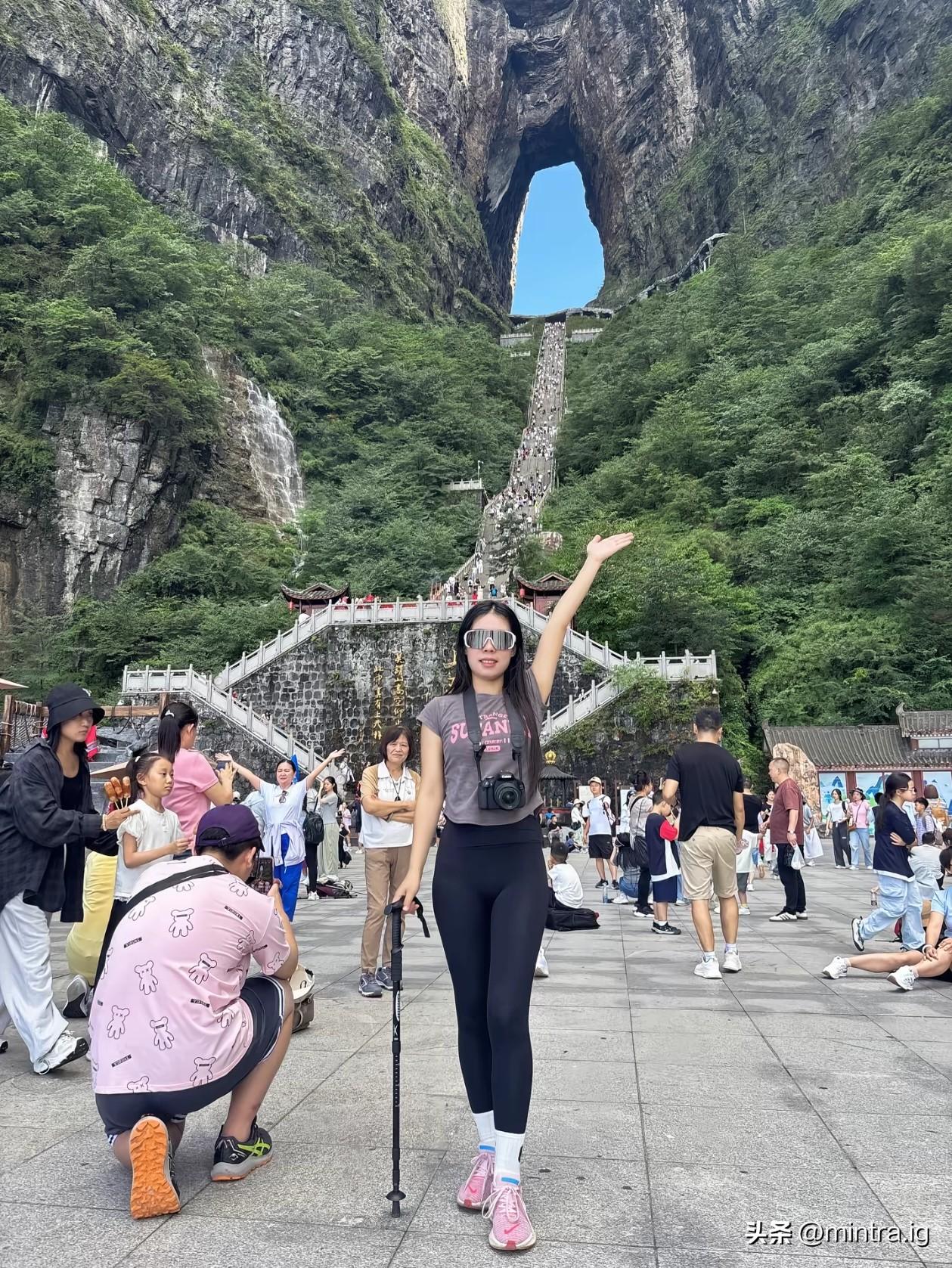在天门山的台阶上，与巍峨山壁、天然门洞同框，每一步都是对自然奇景的奔赴。相机定格