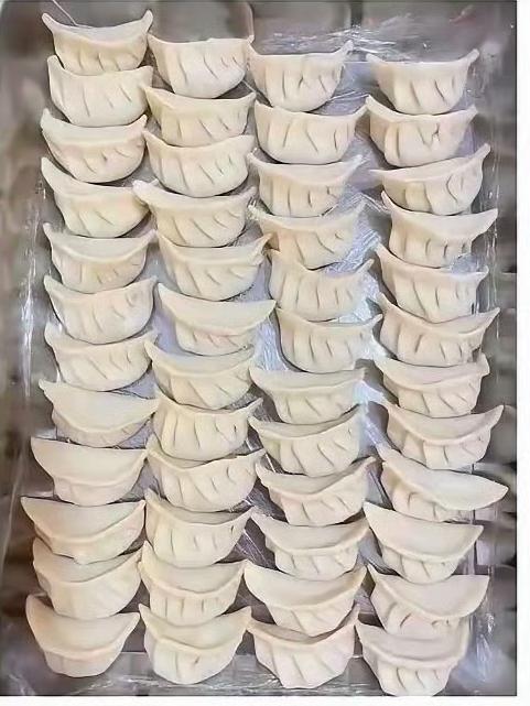 女子倒了婆婆包的饺子，因为她不爱吃，结果倒饺子的过程被婆婆抓了个现场，无比的尴尬