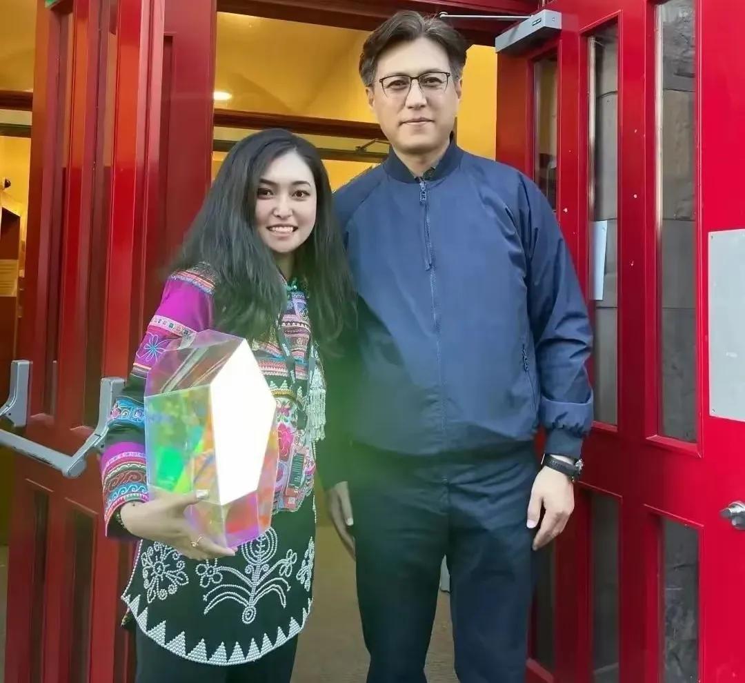 小姑娘本来就喜欢大叔，更何况是靳东这样的！戴着一副眼镜，显得文质彬彬。头发花白，