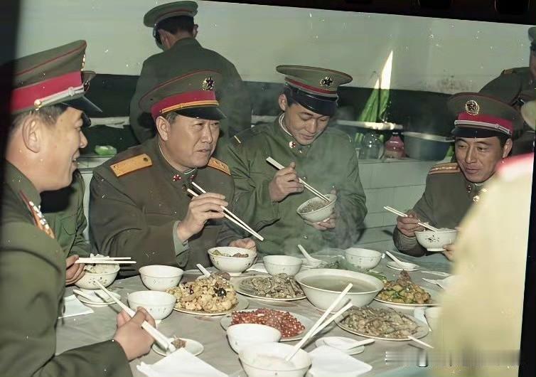 这位小战士坐在首长身边，不知道能吃饱吗