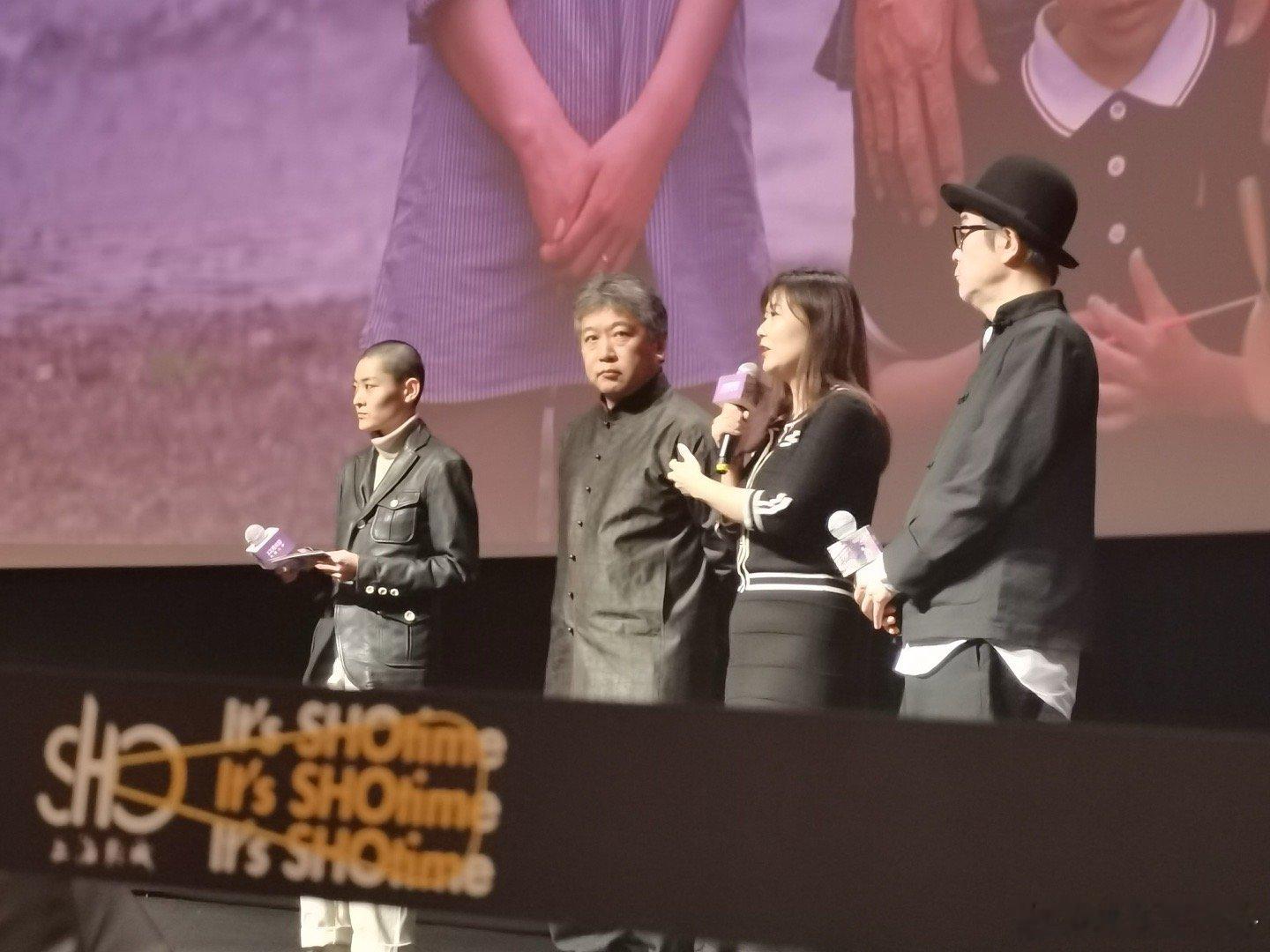 是枝裕和首映礼秀新中式上衣  希望可以以后有更多喜欢中华文化的导演给我们产出更多