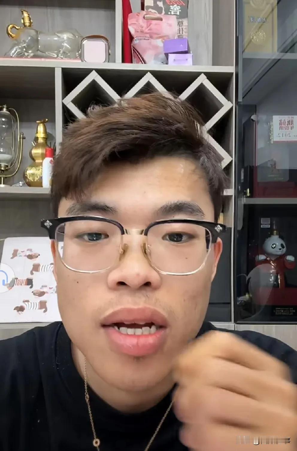 泪崩对外喊话：燕来我妈已经没了，求你们别再说她！

       燕来泪崩对外喊