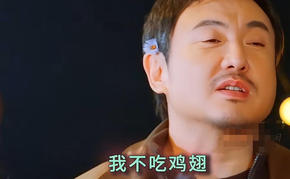 沈腾说自己不吃鸡翅，范丞丞说我不管，这下沈腾肯定得吃了！
沈腾:“有米饭吗”，范