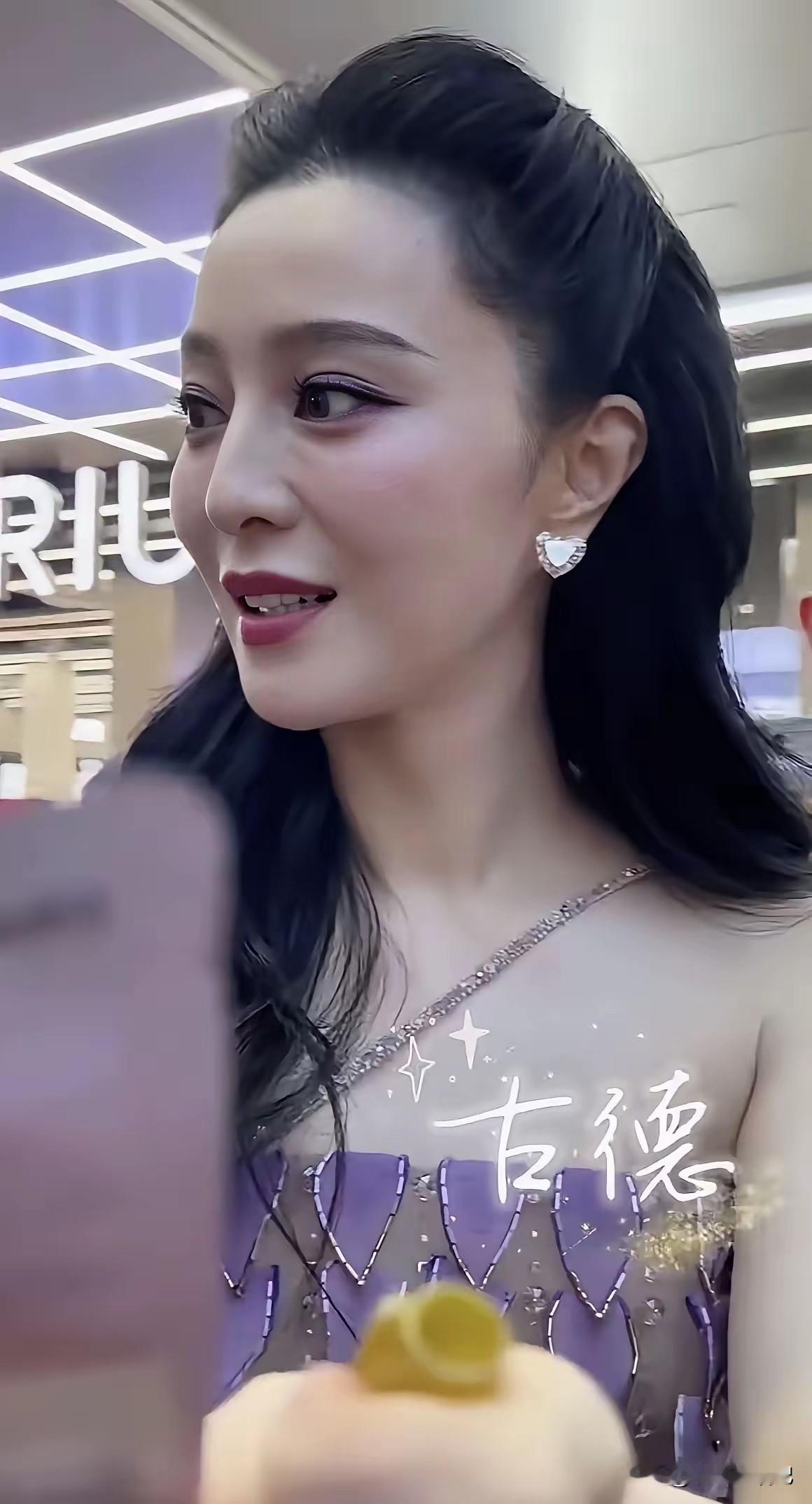 还记得她吗？当年也是红的发紫的人啊。