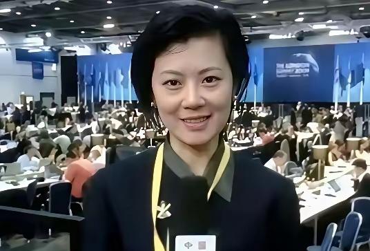 当年炙手可热的央视才女，前途一片光明。不顾一切远嫁外国人，主动辞掉黄金工作，舍弃