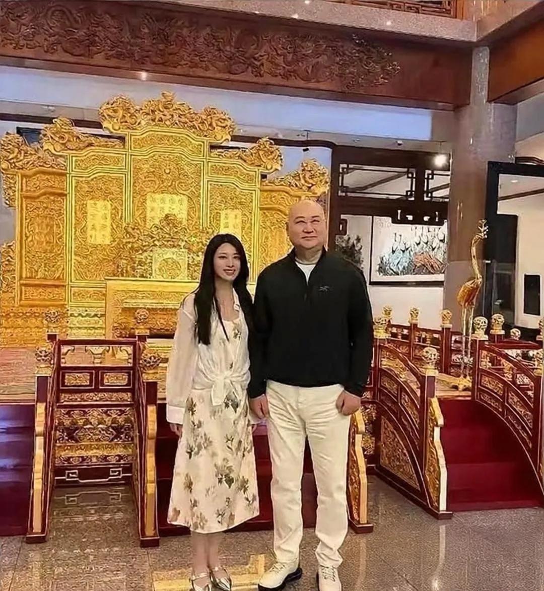 迟重瑞和助理早就不是什么秘密了。
不是因为迟重瑞和她有什么特殊关系，也不是因为陈