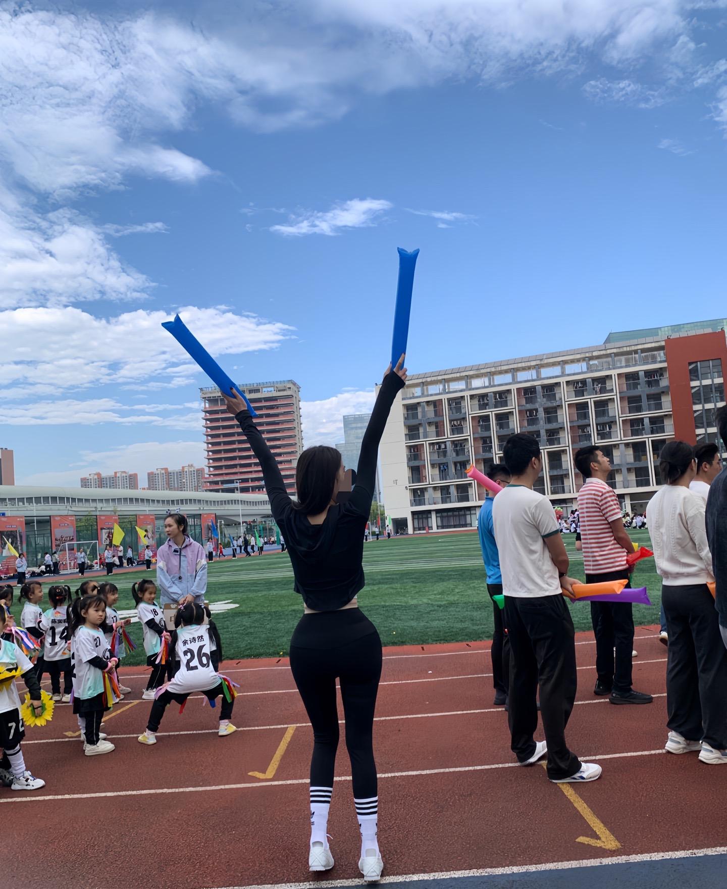 周末超级快乐✌🏻🏆快点出来运动啊。今天是多巴胺女孩 出来踢足球啊⚽...