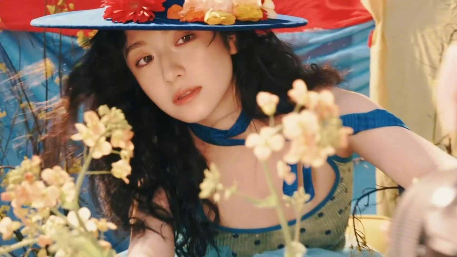 李兰迪好鲜活的油画美人李兰迪和高饱和的适配度 是谁的油画美人从画框里走出来了❤️