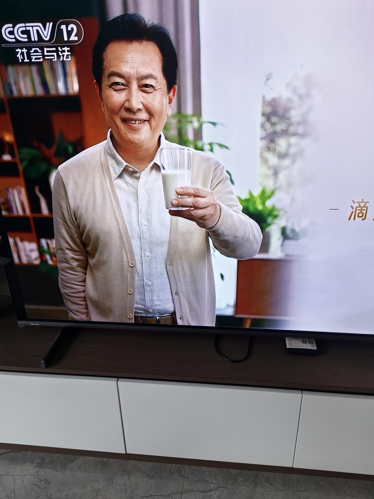 这老家伙天天在电视上卖狗皮膏药，烦不烦啊！天天皮笑肉不笑，为了几个臭钱，连老脸都