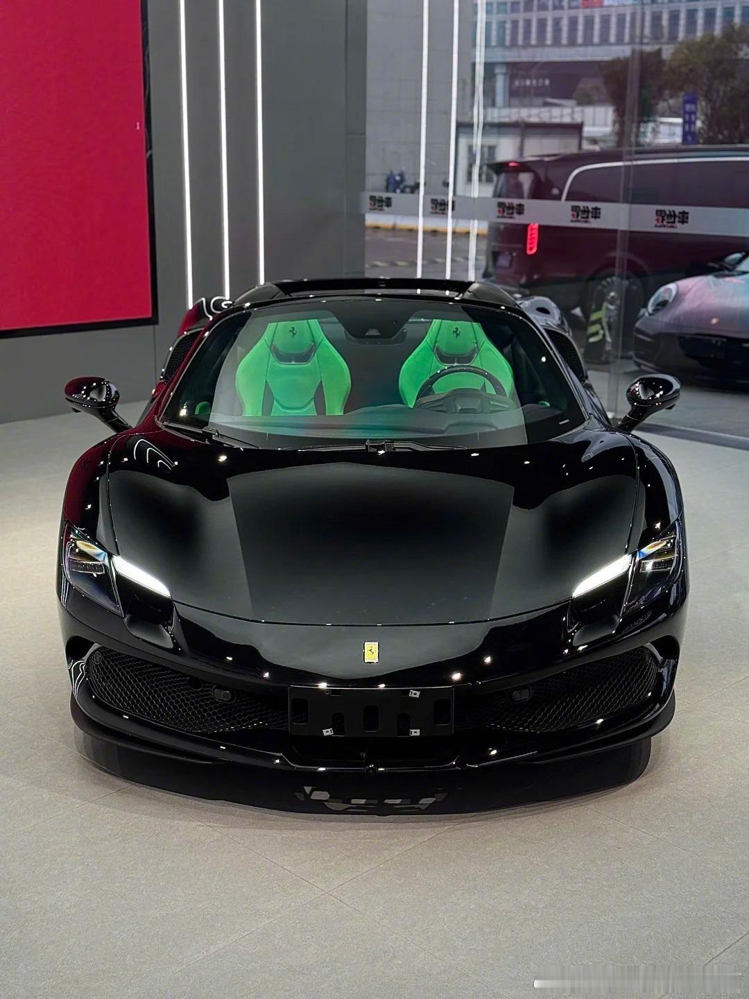 原厂的绿色内饰配纯黑色车身的法拉利296 GTS也太有个性了吧