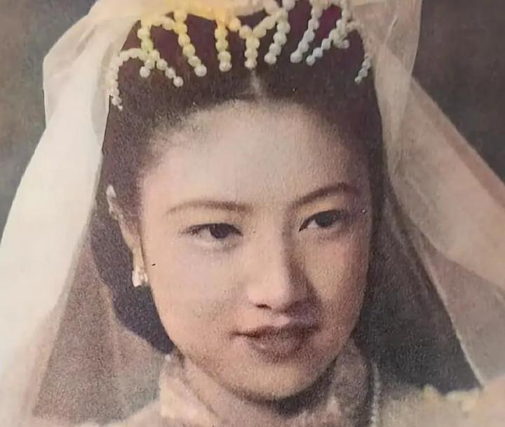 1941年，上海滩第一美人任芷芳大婚包下百乐门，洁癖到床单天天换。晚年她在日本摆