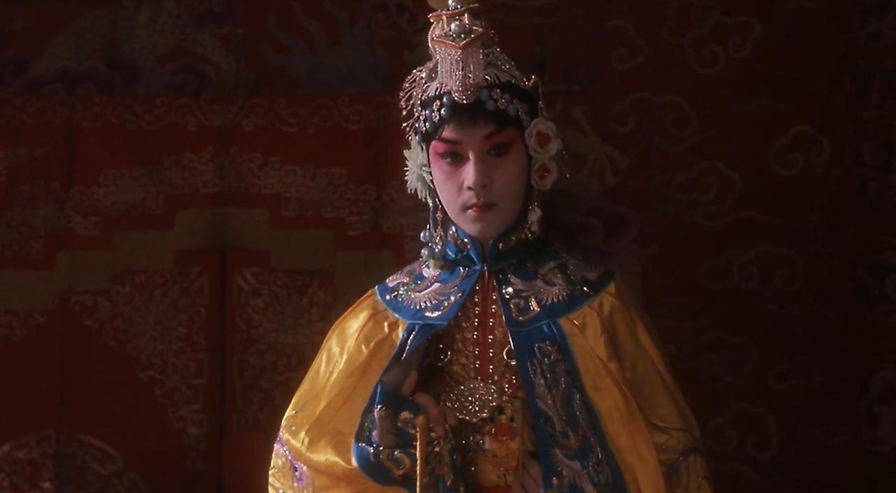 《霸王别姬》中的头饰
在京剧中，虞姬所佩戴的 “如意冠” 被叫做盔头。
盔头就是