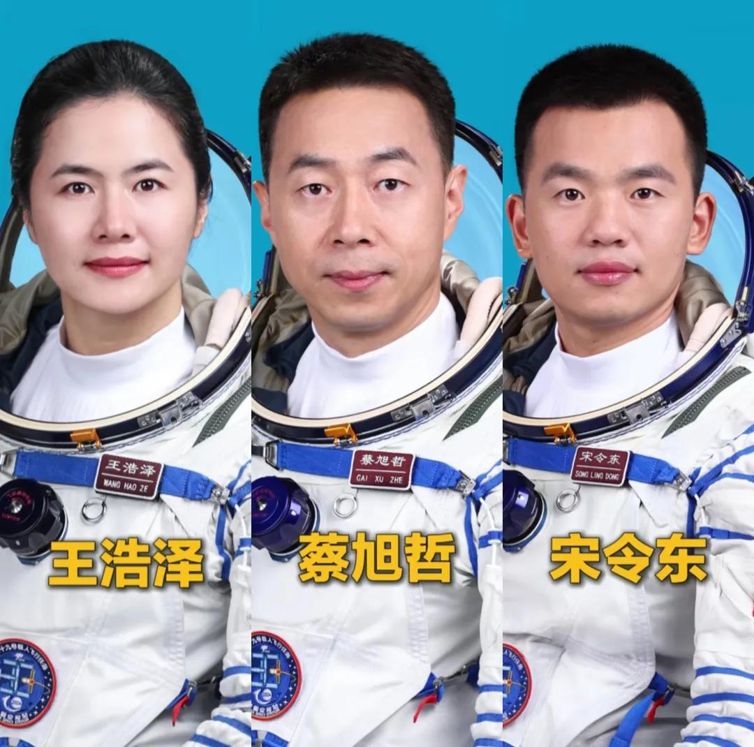 一个细节！仔细看，神舟十九号航天服与神舟十八号航天服有一个不同的细节。
那就是，