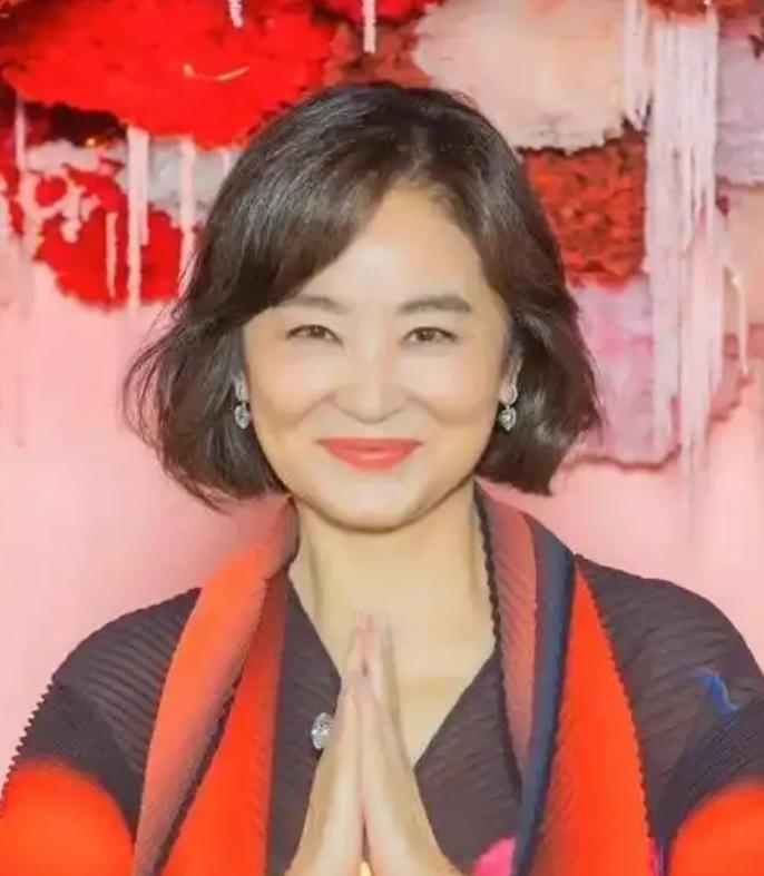 林青霞，冲上热搜。
 
7月20日，谢贤去世后，他的好友林青霞突然冲上了热搜。港