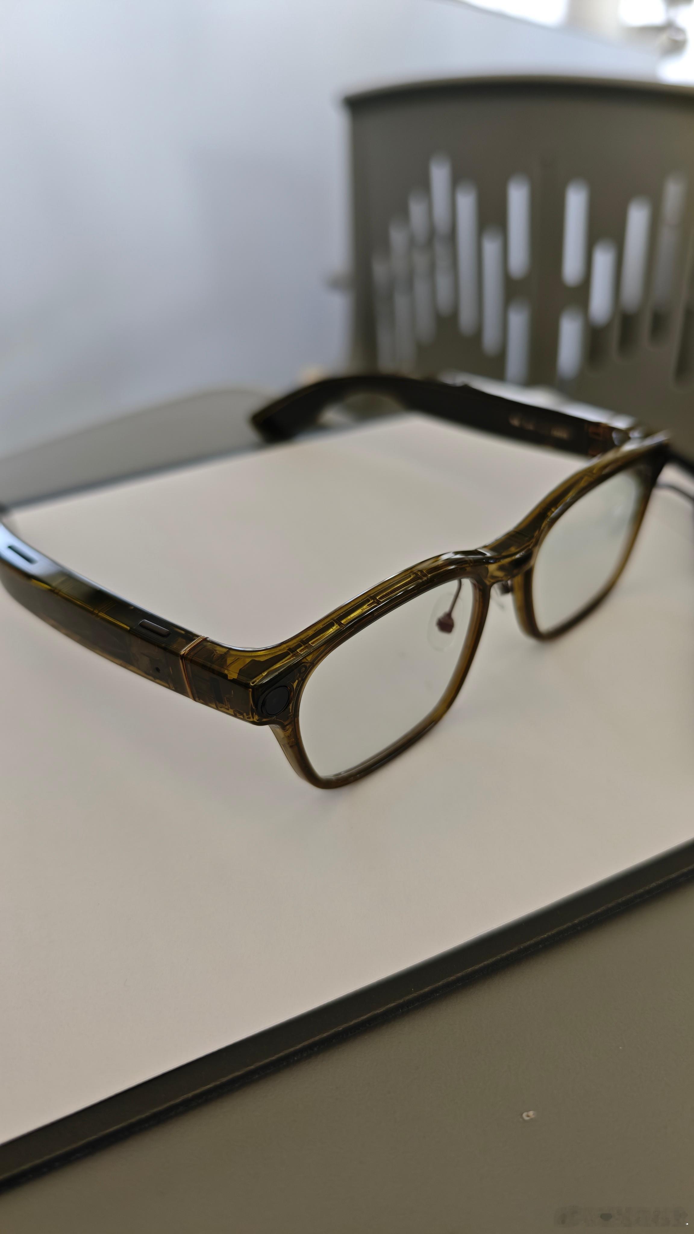 理想livis的实体眼镜👓截止目前我已经看过摸过戴过磨砂灰色，亮黑色，亮橄榄绿