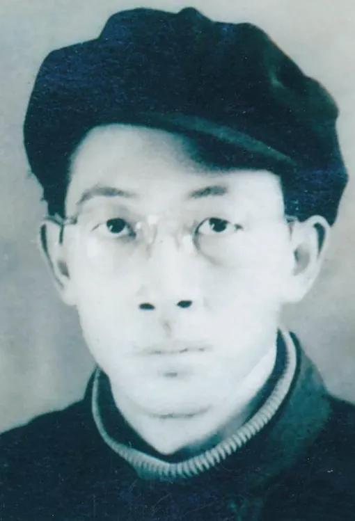 [月亮]1956年，张绍纪去抚顺战犯管理所，与汉奸父亲见了一面。父亲看到他穿着一