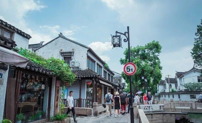 情感语录：真正爱一个人，很多事情是会情不自禁的。一个人爱不爱你，在不在意你，你是