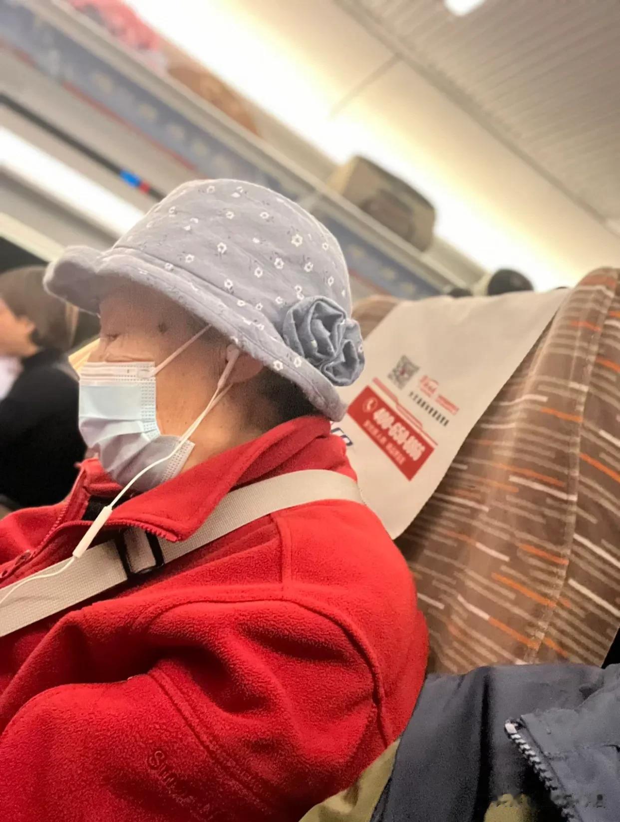 85岁奶奶告诉我：要少吃呀！
高铁上紧挨着我坐了一位85岁的老奶奶，女儿带她去杭