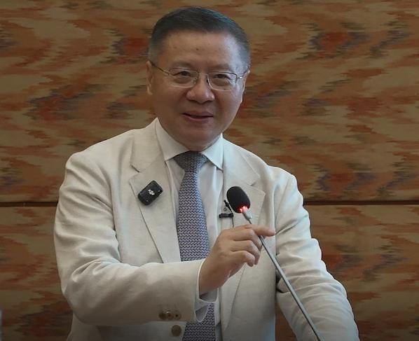 美哈佛大学教授杰弗里.萨克斯抨击美国干涉中国内政实不该。近日，美国著名经济学家、