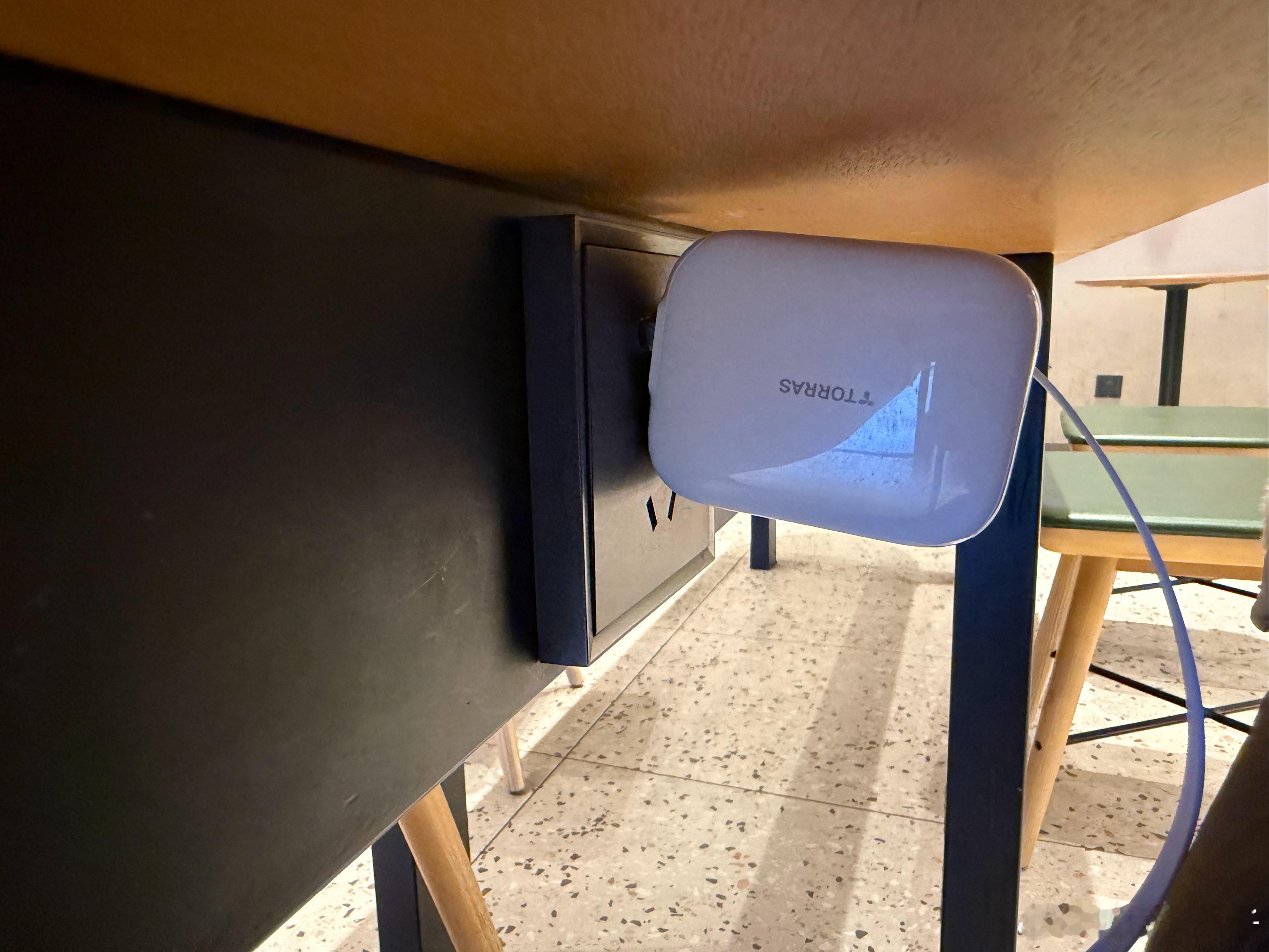 很少来星巴克，但是有一点我不得不服在星巴克我就没见过不松的插座