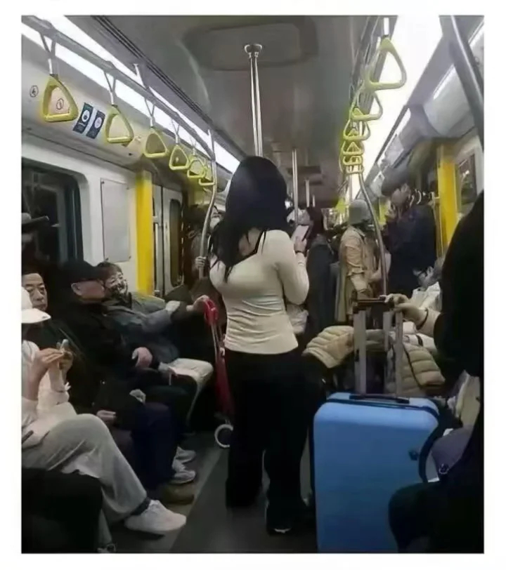 这姑娘出门是不是太大意了？ 