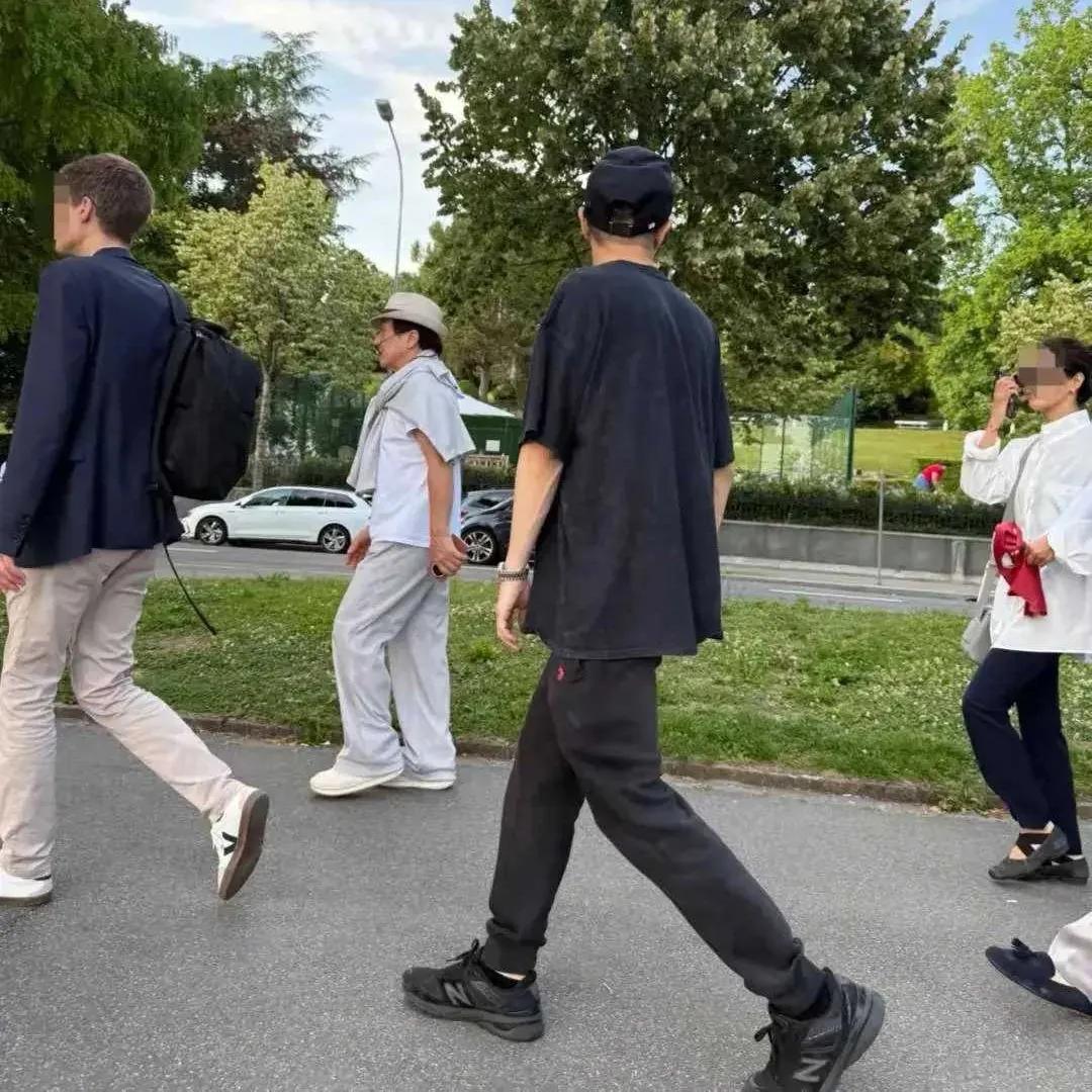 成龙带房祖名现身瑞士，父子同框引关注！
 
近日，有网友在瑞士日内瓦湖偶遇成龙，