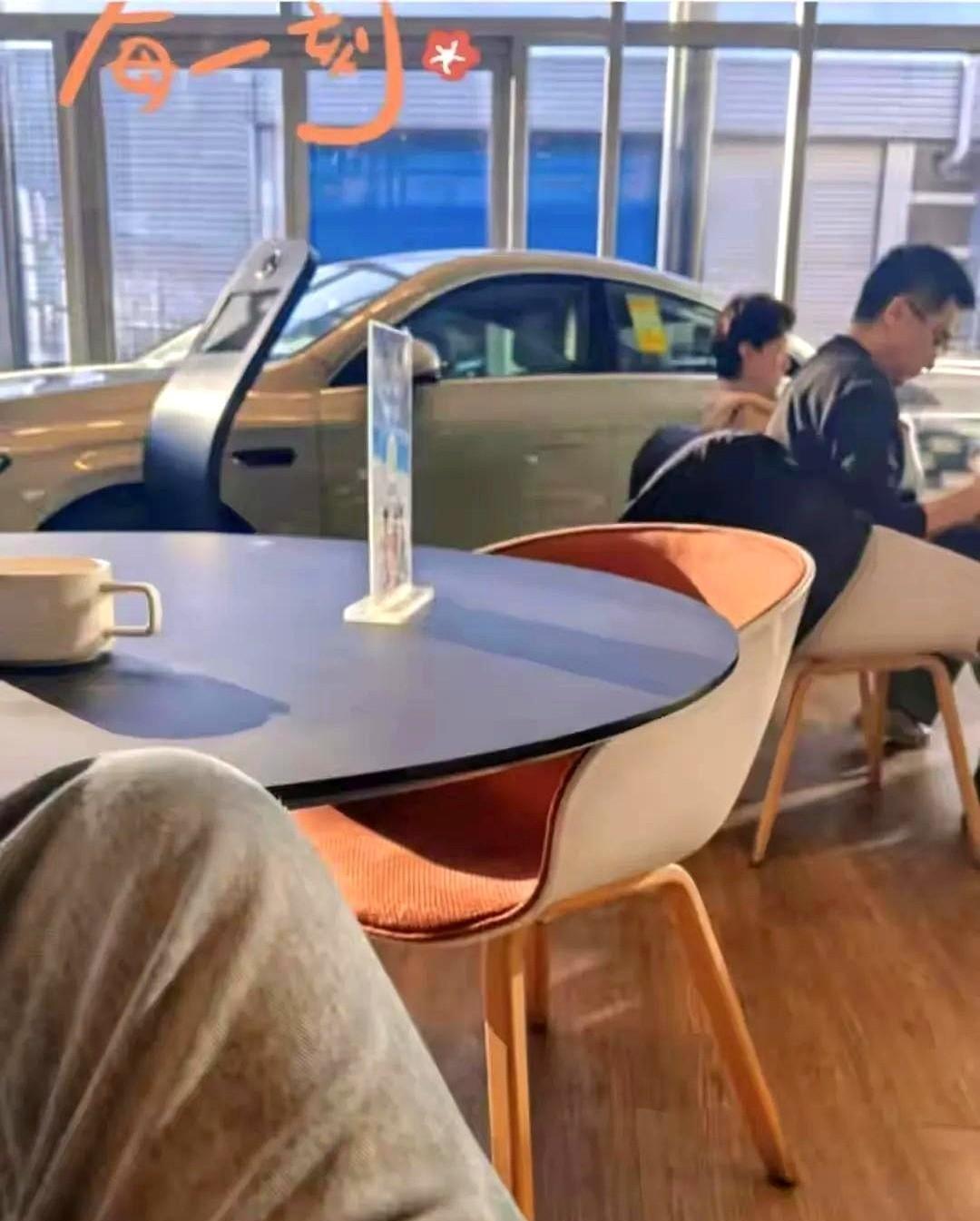 许亚军买百万豪车，竟然要看老婆张澍的脸色？
这事儿听着新鲜，但在他们家，这才是常