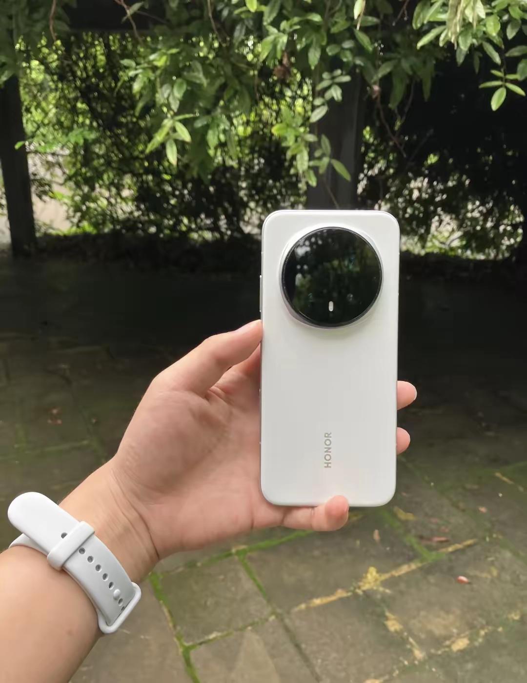 荣耀Magic8 Pro使用了半年，说说感受。一句话总结：除了刚上手时想退货，其