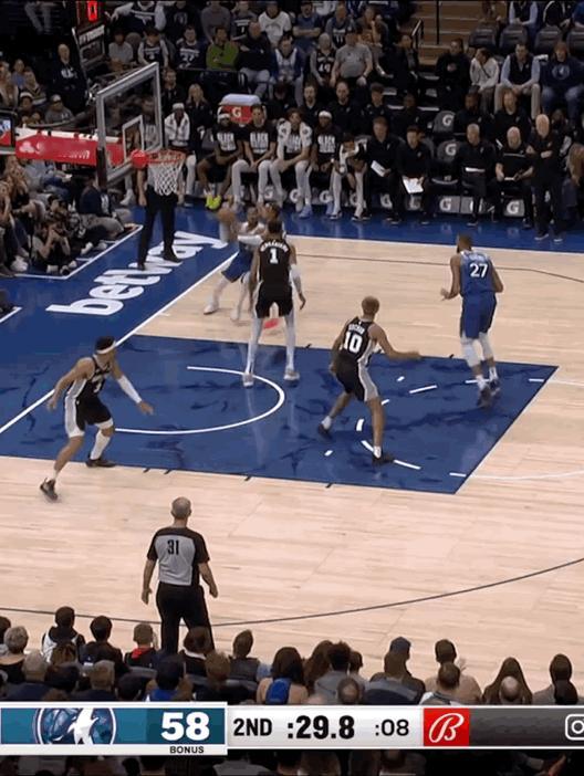 文班亚马又一次让大家认识到了他的可怕之处
站在原地一转身就把球盖掉了
不，应该说