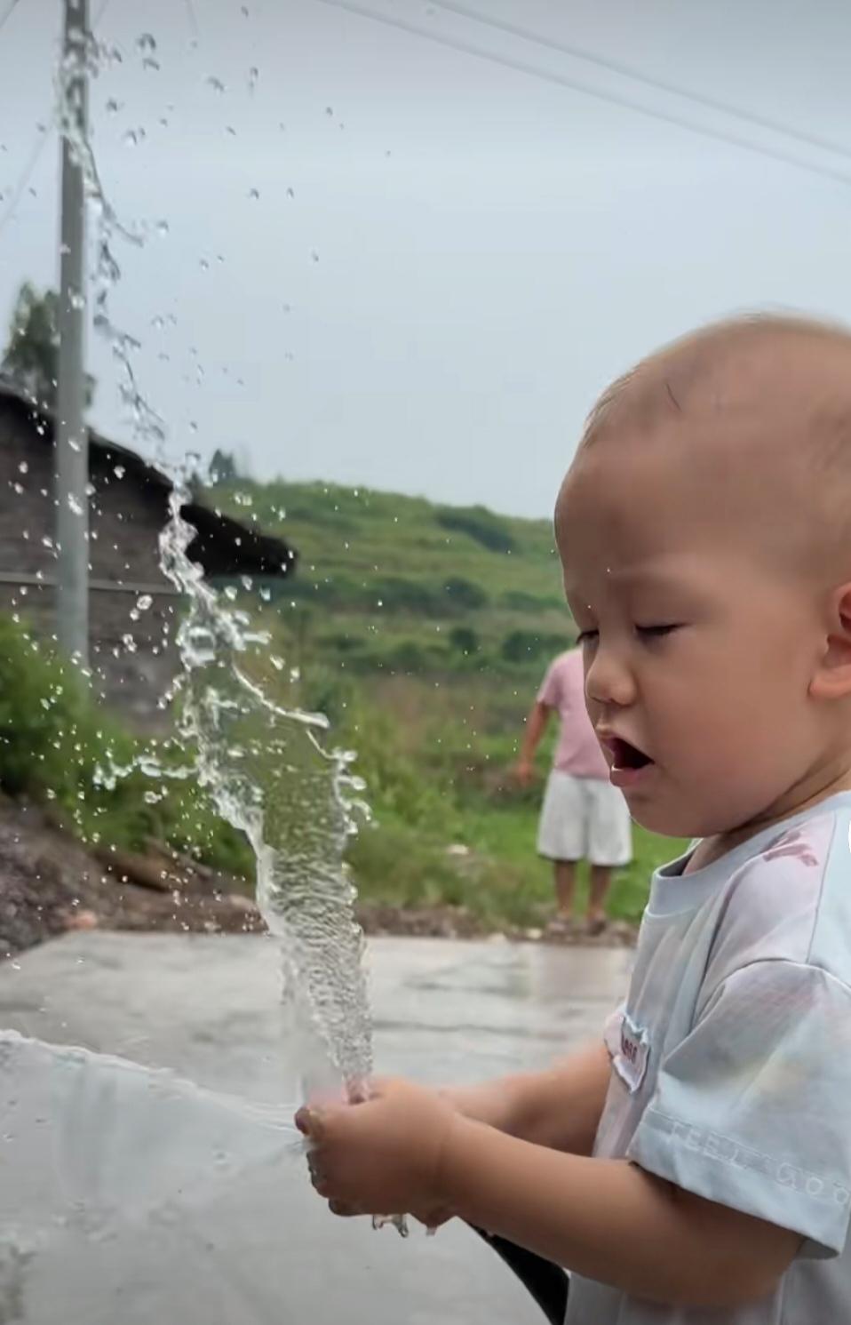 小妹儿和小二娃太会生了，生下这两个很可爱的儿子。
小成成一生下来的时候就白白的，