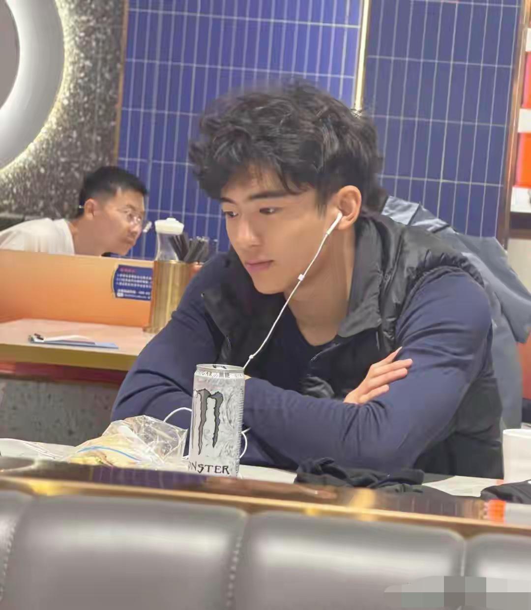 儿子继承了谢霆锋又帅又高的气质