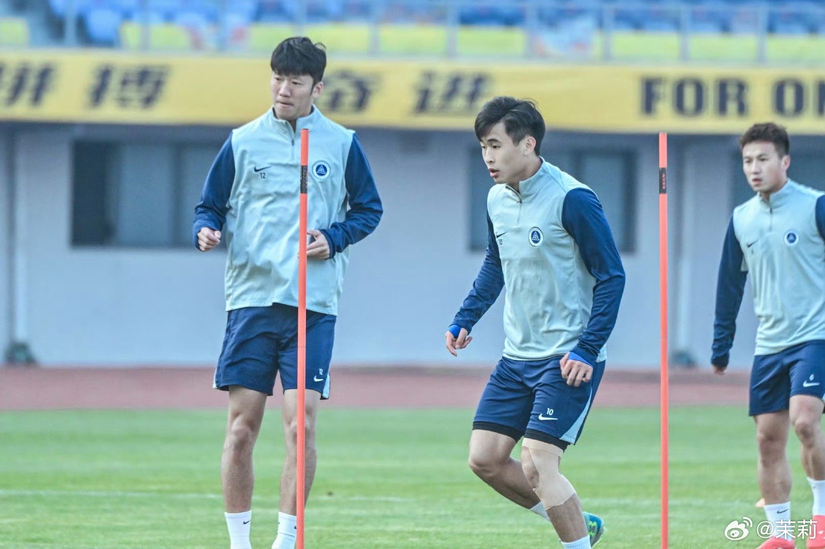 深圳新鹏城 今天下午，深圳新鹏城主帅陈涛携队员韦斯利出席了青岛西海岸vs深圳新鹏