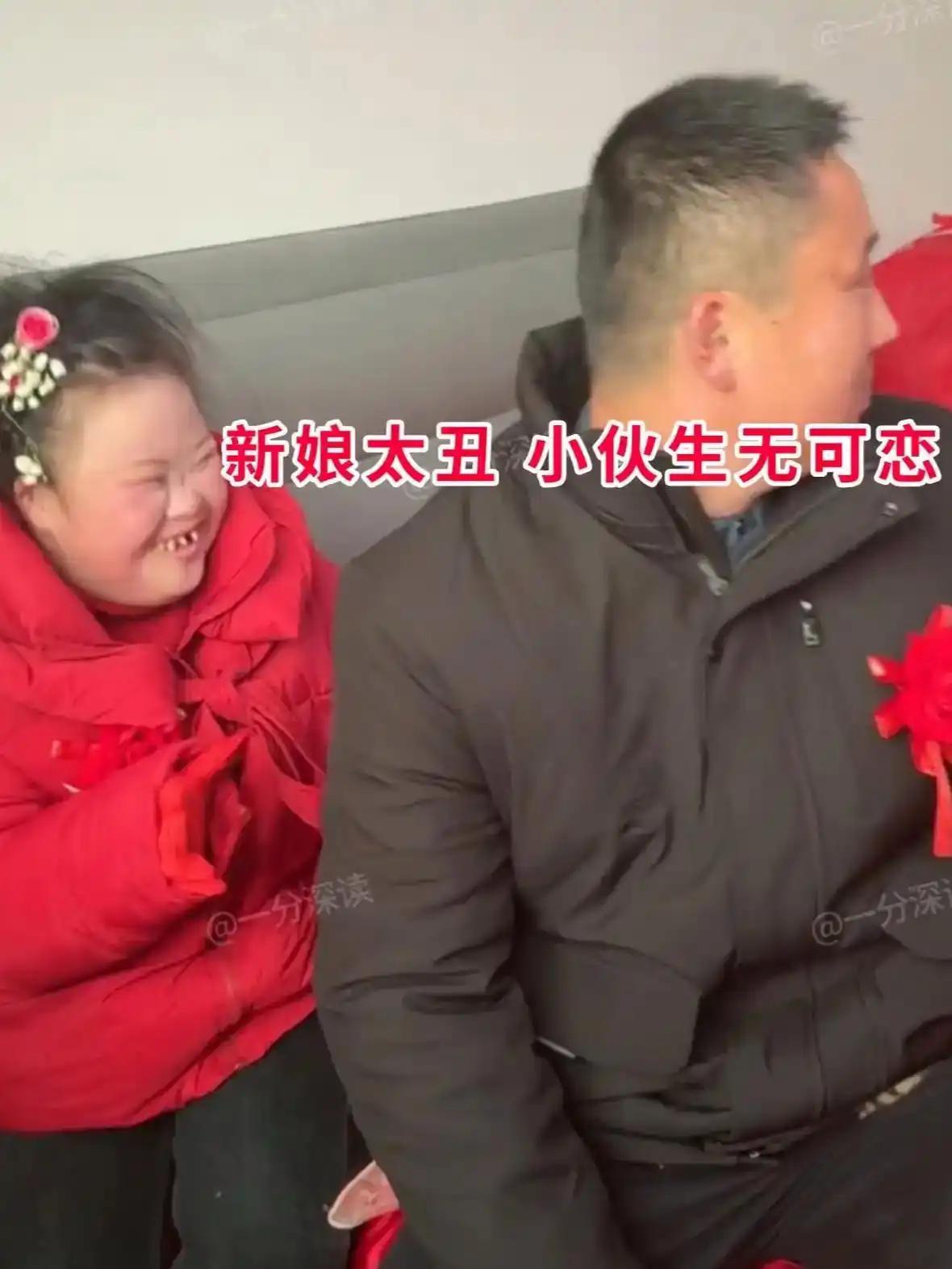大婚当天，新郎一脸麻木地坐在婚床上，眼神空洞，浑身写满了生无可恋。身边的新娘满心