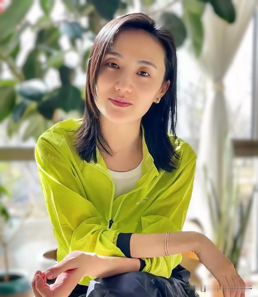 哈金喜

选择办理离婚可能是最好归宿，因为李亚鹏欠债太多，会涉及到女方的夫妻财产