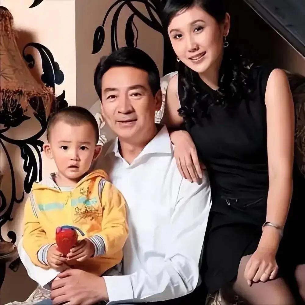 2003年，49岁的寇振海对李婷深情告白，李婷拒绝道：“寇老师，你比我大24岁，