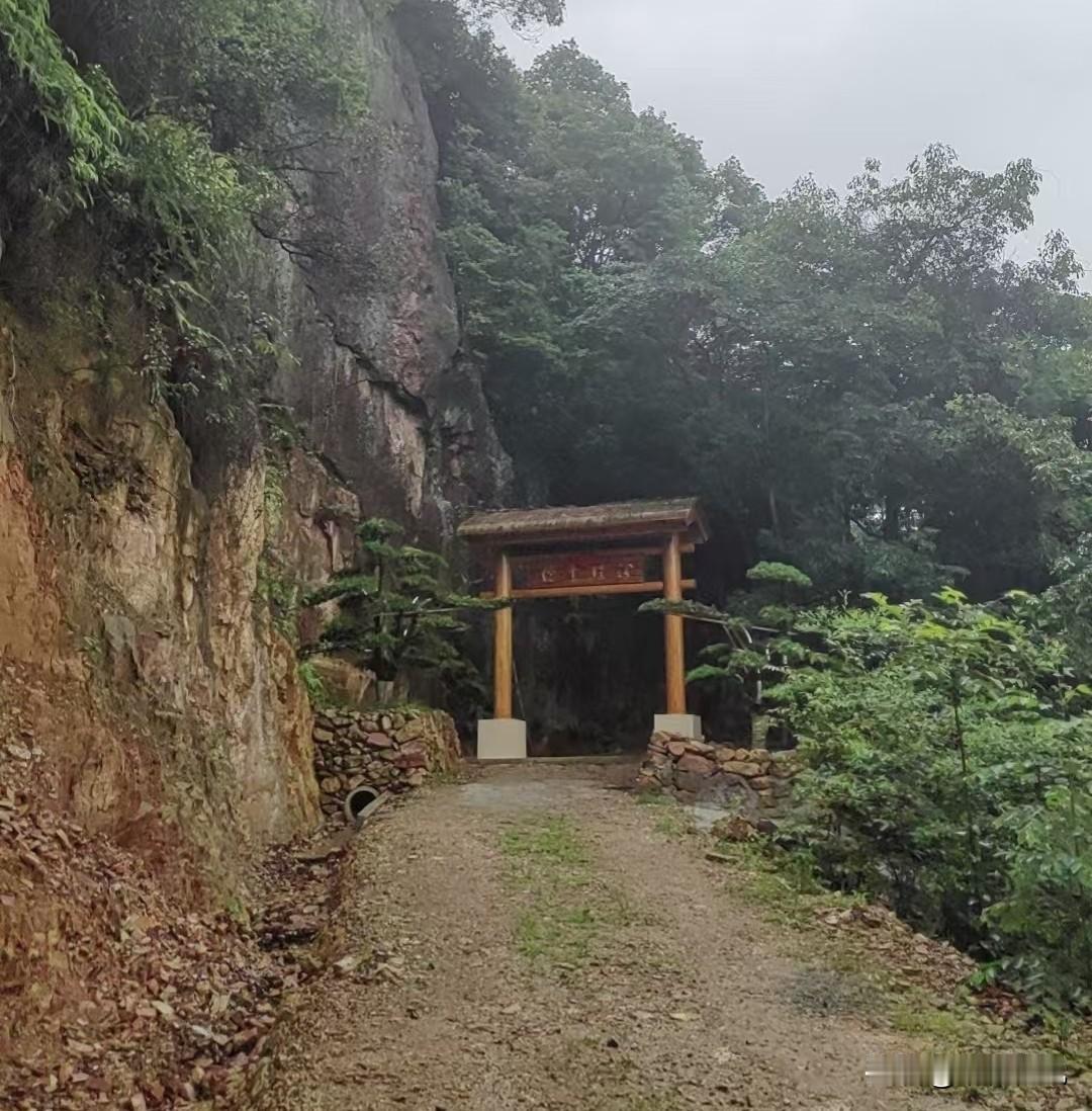 端午时节，上山前往汾阳书院问道。踏入始建于宋代的千年古寺，沉浸于青山秀水的灵气之