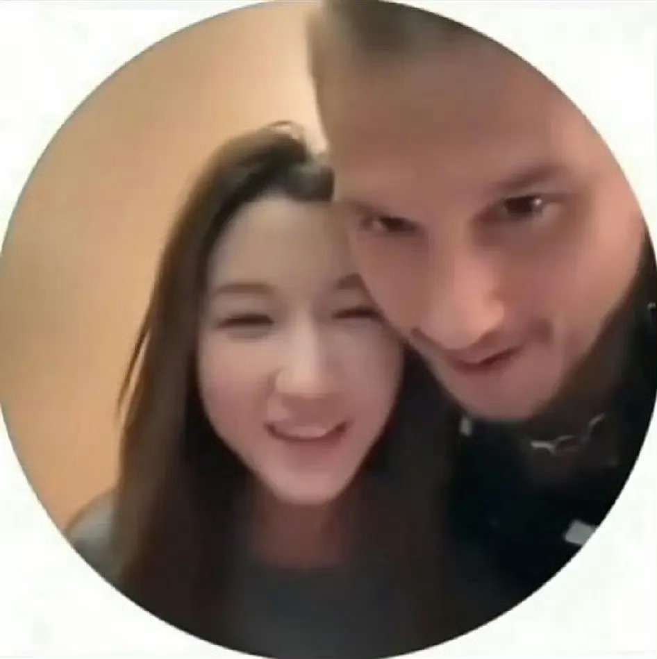 李欣莳 ZeusZeus还将未打码的私密视频及照片发布于个人粉丝群，并附言“中国