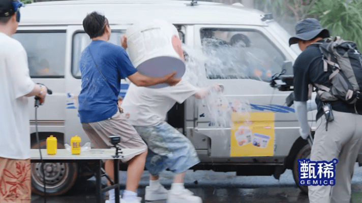 邓超一盆水把鹿晗泼回了扁头邓超把鹿晗泼回了扁头哈哈哈哈哈 鹿晗去开王勉的车门，邓