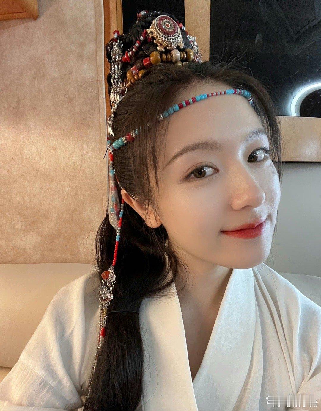 你以为李兰迪是在秀脸蛋还是秀眼睛吗？那你就错了，她秀的是那朵花！ ​​​