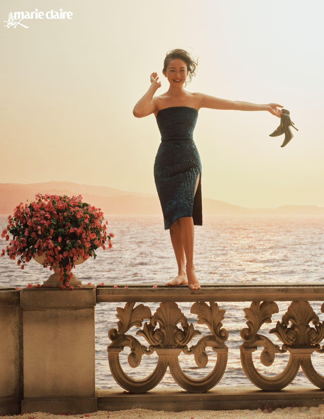 海天为幕，光影作伴！嘉人十二月刊封面中，她悬日下显先锋格调，夕阳里肆意舒展，蓝调