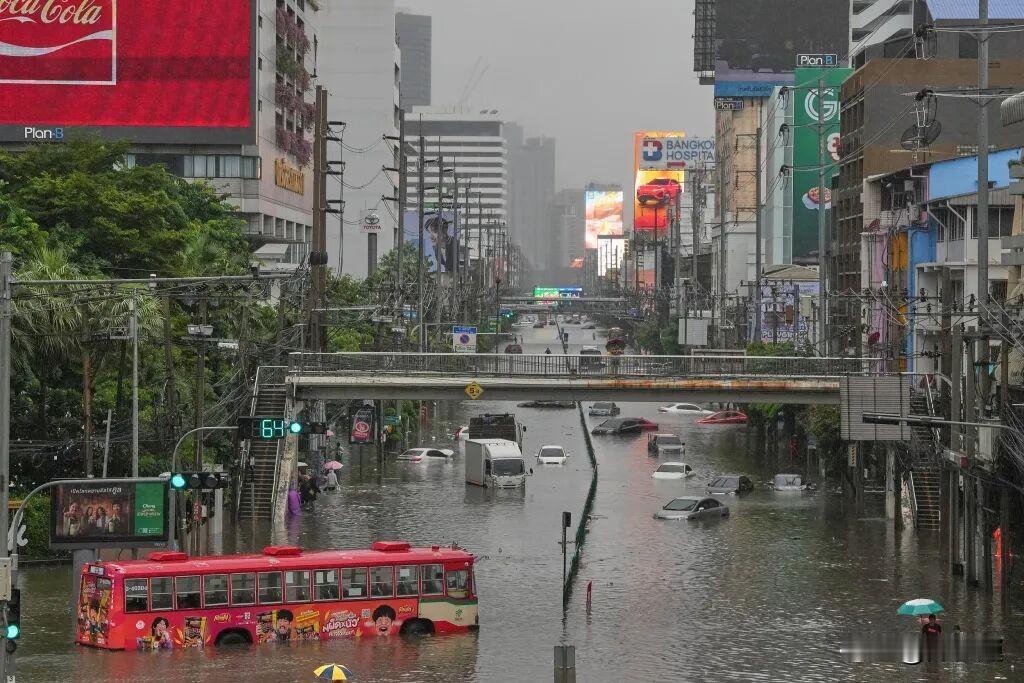 48小时狂泼近300毫米暴雨！曼谷降雨量达到常年同期两倍，全城50区宣告进入洪水