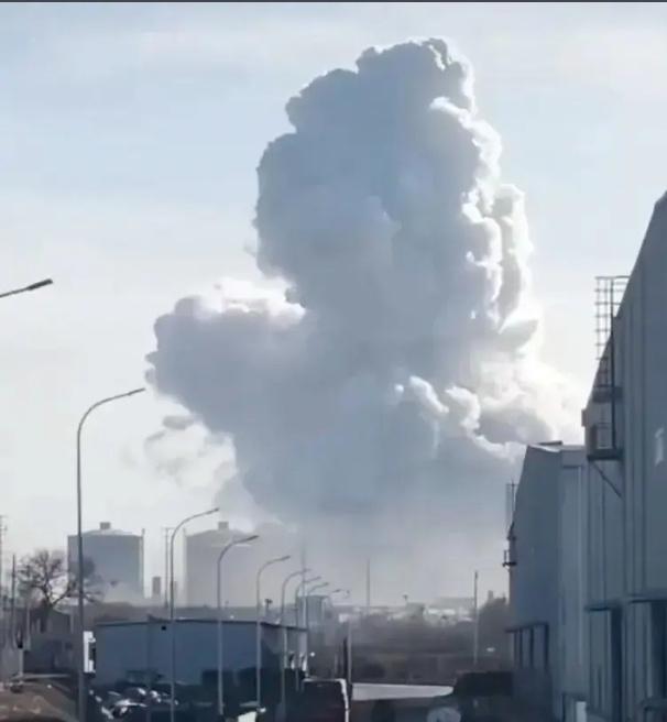 刚跟老姐妹通电话，都在叹气包钢这事

新闻里“2死8失联84伤”这几个字，扎得人