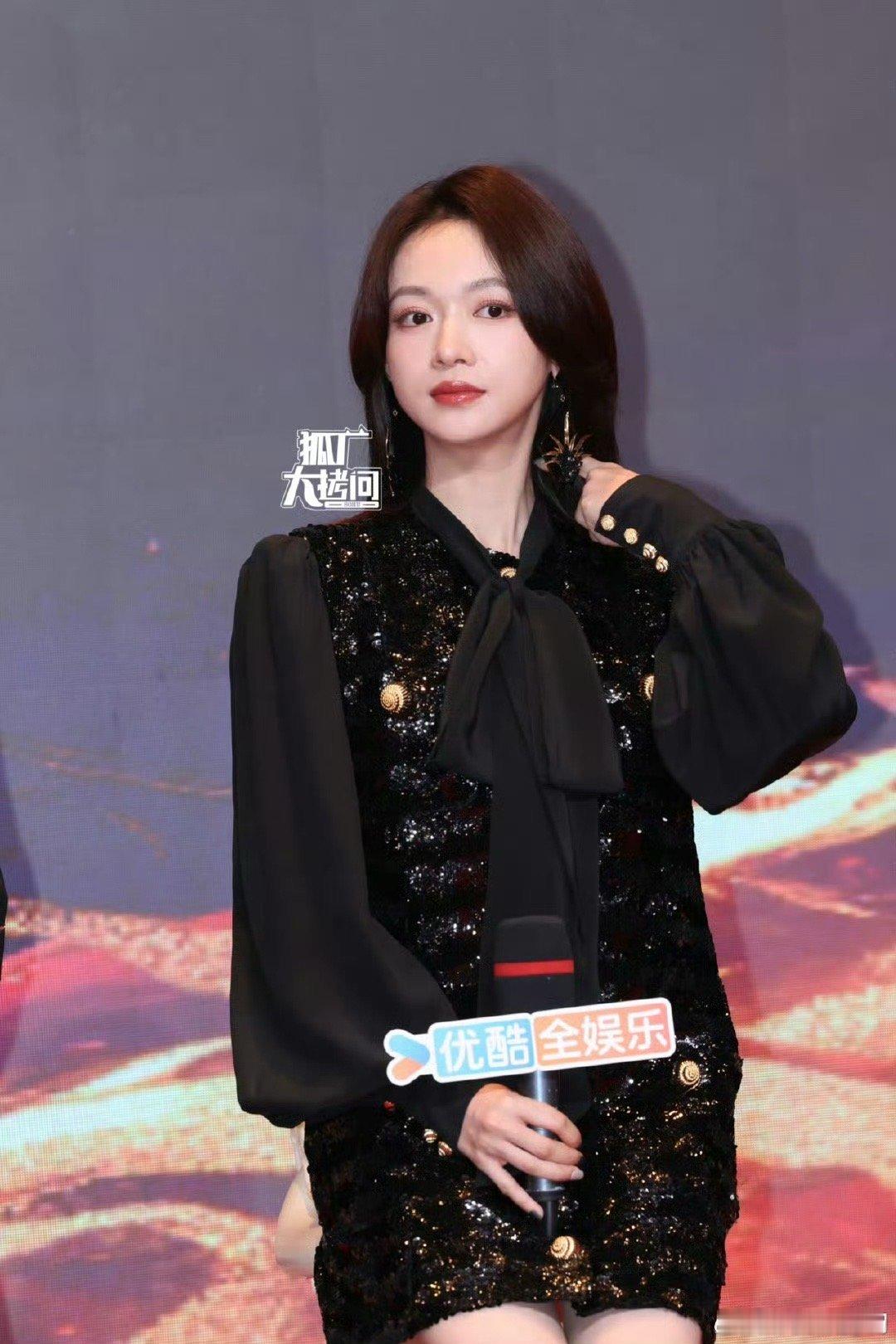 #吴谨言肚子#姐姐穿黑色真的好显瘦呀，肚子都看不出来，别盯着看了，感觉她状态好好