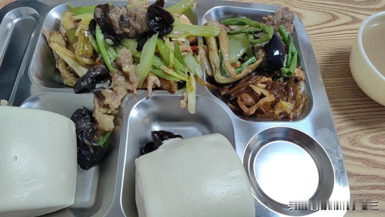 我也是个坏人。。。今天朋友请客，下狠手盛了二十多块的菜。。。哈哈哈哈哈