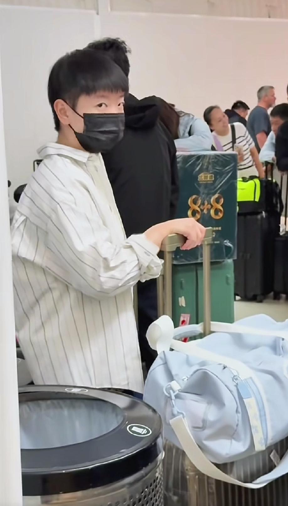 一句“孙颖莎辛苦”，一个点头回应，双向奔赴的情义。

偏爱孙颖莎的粉丝在机场接机