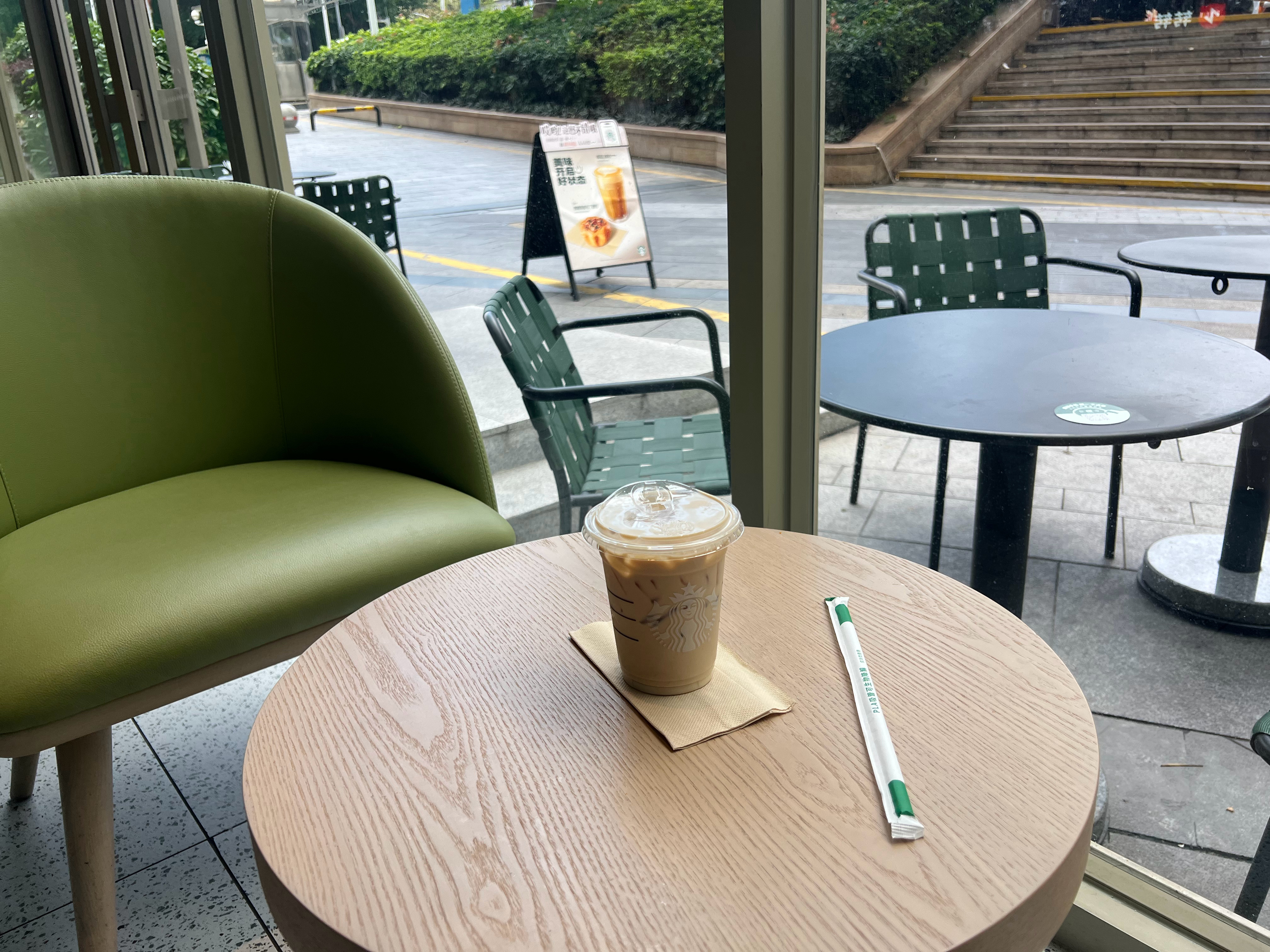 道德是闲人的清高，生存是普通人的现实衣食无忧者，可以谈风骨、讲气节，身处重压者先